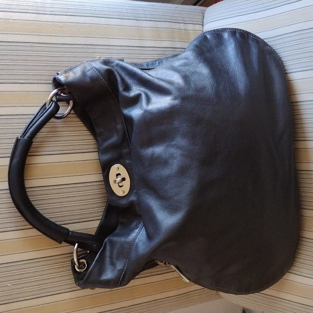 Giannotti zip around blk leather purse.